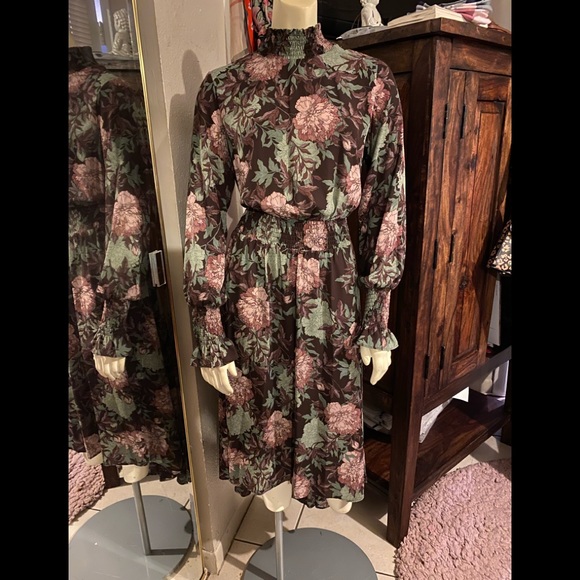 Beautiful NWT floral dress - Picture 2 of 5